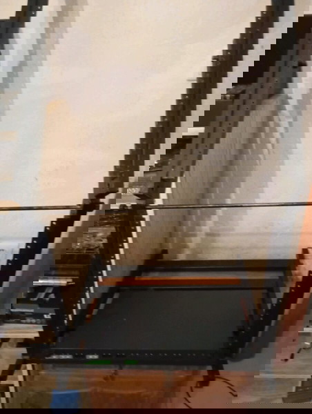 ρακ για να βάλεις τα μηχανήματα τους επάνω