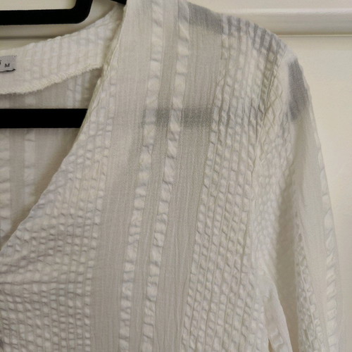 White Helmi blouse like new with V-neck and peplum hem