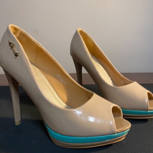 Axel women's peep toe platform heels like new, beige with turquoise detail