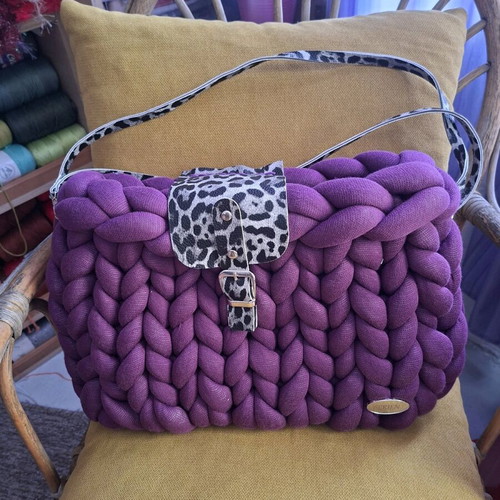 Shoulder bag handmade with marshmallow yarn, new, purple