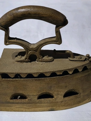 Old iron in excellent condition with wooden handle