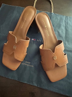 Tommy Hilfiger platform sandals size 38, camel