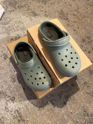 Crocs Sambo winter house slippers like new with fur green