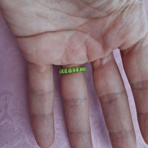 Elastic ring with decorative beads