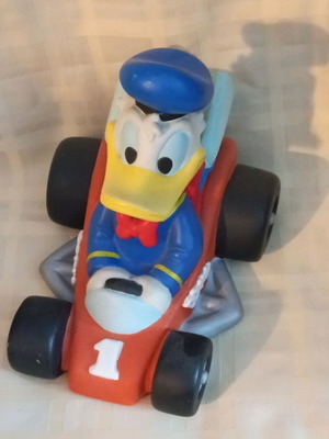 Disney Bullyland Donald Κουμπαράς σε σχήμα αγωνιστικού αυτοκινήτου