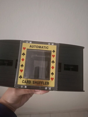 Card shuffler device like new