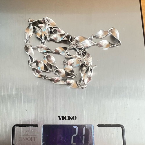 Silver necklace with leaf design like new