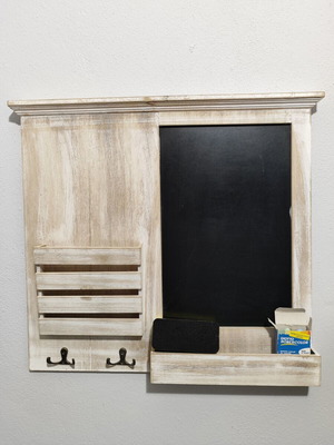 Ξύλινος πίνακας τοίχου organizer shabby chic μεταχειρισμένος με μαυροπίνακα και άγκιστρα