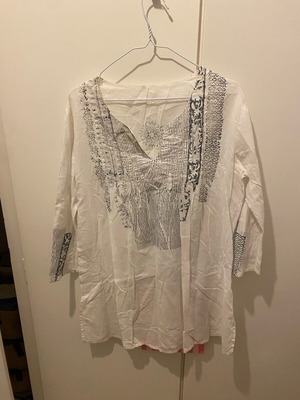 Πουκάμισα λευκά με μαύρα σχέδια από 100% βαμβάκι σαν καινούργια, μέγεθος L