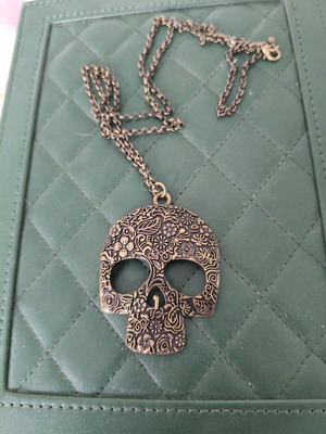 Skull necklace with floral engraving like new, vintage gold tone