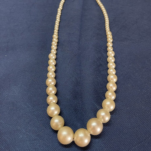 Vintage classic necklace with graduated faux pearls, like new
