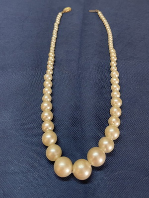 Vintage classic necklace with graduated faux pearls, like new