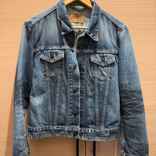 Levi’s denim jacket women’s like new, blue, size M