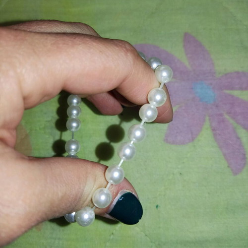 Bracelet with white pearl like new, elastic band
