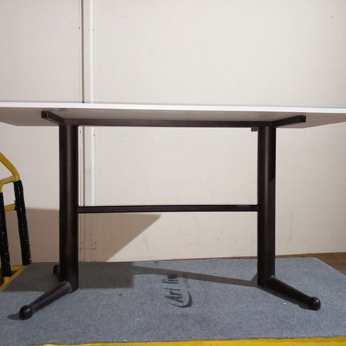 Restaurant tables like new, pack of 18 with metal frame and melamine top