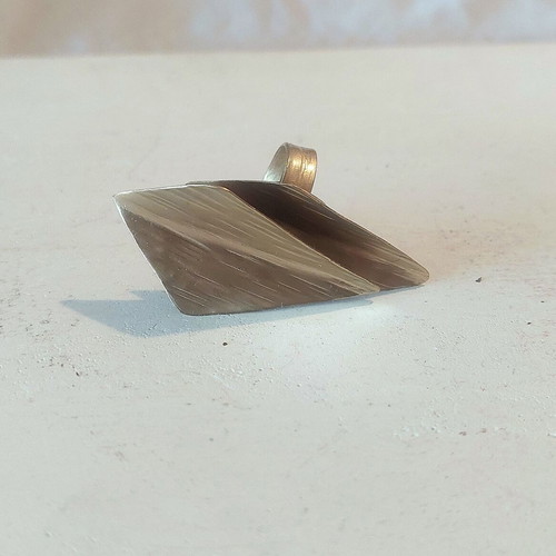 Ex Novo bronze arrowhead-shaped ring, gold tone