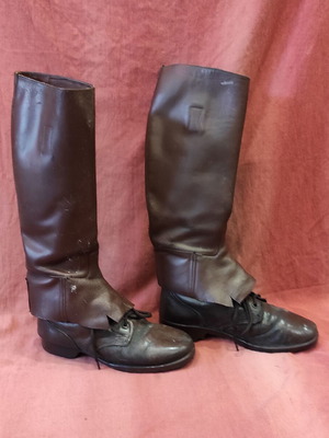 Δερμάτινες παλιές στρατιωτικές περικνημίδες καφέ χρώματος σαν καινούργιες