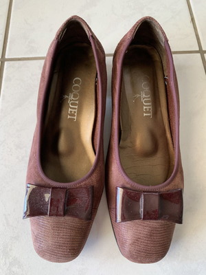 Coquet brown-burgundy suede pumps with patent bow, size 38