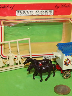 Lledo Days Gone Large Horse Drawn Van Big Top new metal miniature