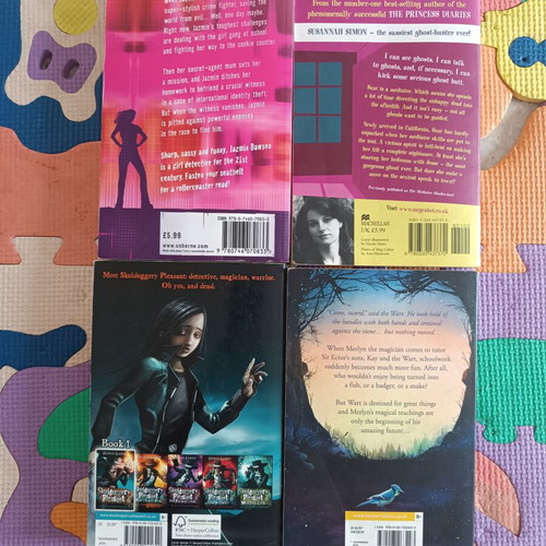 Mystery book set like new, pack of 4, English
