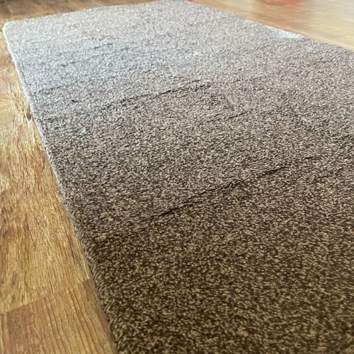 Runner used 0.70 x 1.40 solid color with marks