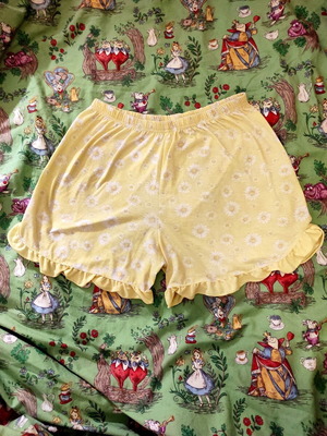 Pastel Yellow Daisy Bloomer Ruffle Shorts size S-M used