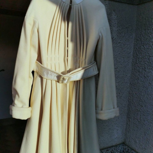 Twist elegant coat with high collar, pleats and textile belt
