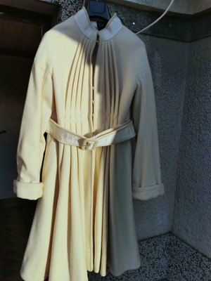 Twist elegant coat with high collar, pleats and textile belt