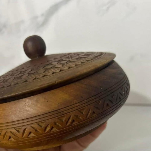 Retro wooden box like new with lid and carving