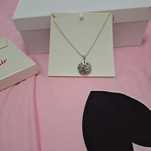 Silver chain with pendant like new, pendant not silver