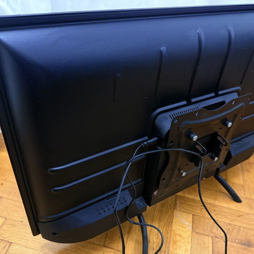 TV 32 inch like new with wall mount