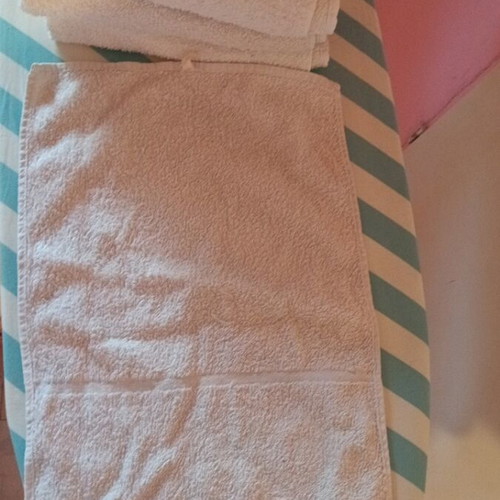 Towel set like new, 3 hand towels and 1 face towel, 100% cotton