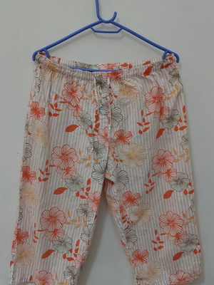 Jolinesse women's capri pants like new, size M, multicolor
