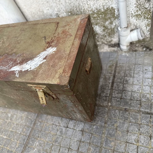 Vintage ξύλινο μπαούλο με μεταλλικές λεπτομέρειες, λαδί