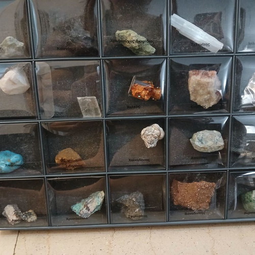 Minerals of Our Planet collection like new, 4 cases with magazines