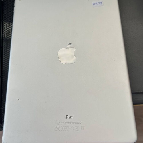 Apple iPad Pro 2017 10.5" like new with WiFi, case and Apple Pen