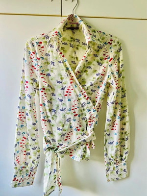 Mai Melissa Floral Wrap Shirt like new with floral pattern