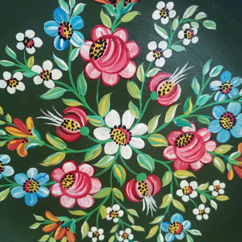 Ceramic decorative plate used with floral designs 18 cm