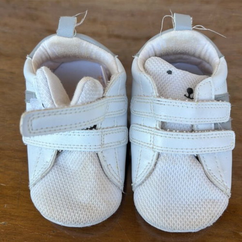 Baby shoes used for 9 to 12 months