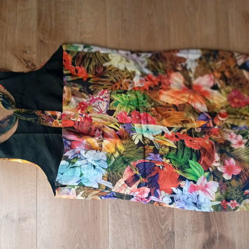 Sarah Lawrence floral dress size 38 like new, airy with black lining