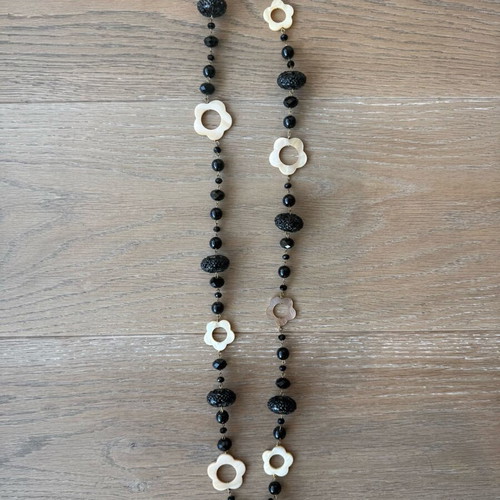 Long necklace like new with black beads and mother of pearl flower decorations