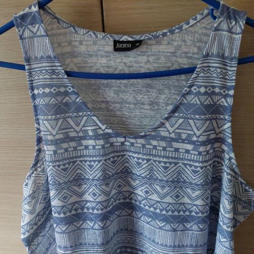 Blue sleeveless top with geometric shapes XL like new