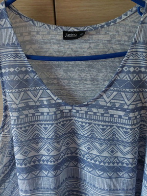 Blue sleeveless top with geometric shapes XL like new
