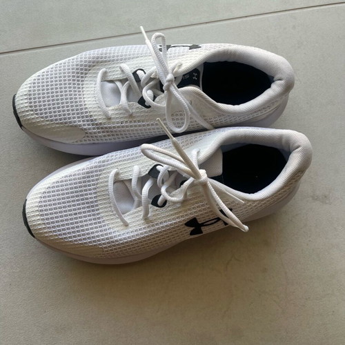 Under Armour athletic shoes size 41 like new, white