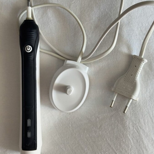 Oral-B Professional Care 3000 D20 electric toothbrush