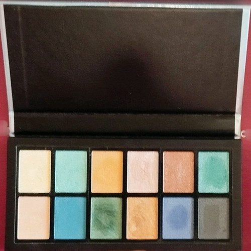 Revolution Mermaids Heart eyeshadow palette 12 shades new
