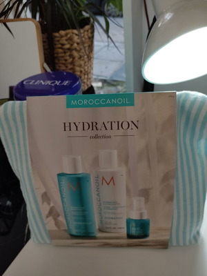 Moroccanoil Hydration hair care set with new gift pouch