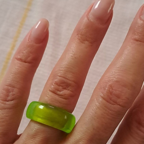 Resin ring used, green, 1cm opening