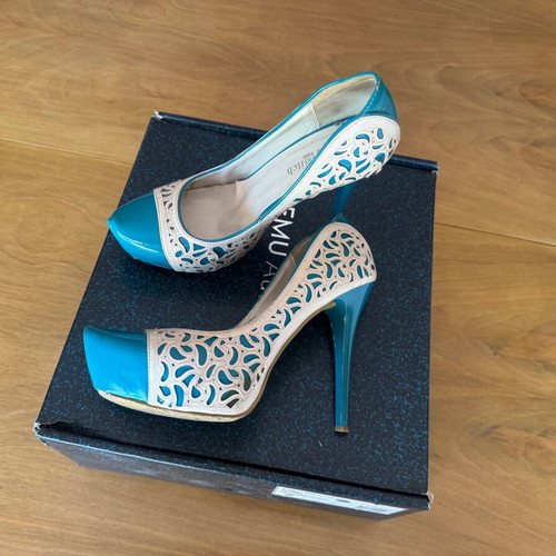 Pumps used size 38 bought in Dubai