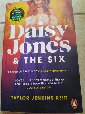 Daisy Jones & The Six нова книга